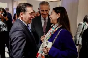Albares con la embajadora de Marruecos en España